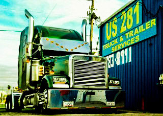 Pick up and delivery of semi-trucks in Edinburg At the US 281 Truck And Trailer services LLC workshop.